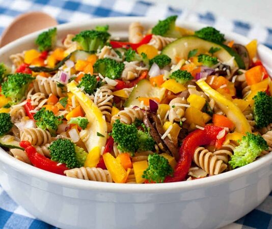 Sebzeli makarna, sağlıklı beslenmeyi önemseyenlerin ve hafif öğünleri tercih edenlerin mutfağında sıkça yer alır. Taze sebzelerin makarna ile birleşmesi, hem lezzet hem de besin değeri açısından oldukça zengindir. Özellikle yaz aylarında, sebzelerin mevsiminde kullanılmasıyla ortaya çıkan renkli ve doyurucu sunumlar, sofraları şenlendirir. Konulu bir haber görseli.