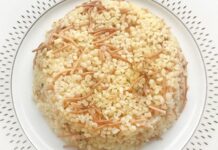 Şehriyeli pilav, Türk mutfağının en klasik ve sevilen yemeklerinden biridir. Tarih boyunca Osmanlı mutfağından günümüz sofralarına kadar uzanan bir lezzet yolculuğuna sahiptir. Küçük pirinç taneleri ve kavrulmuş şehriyelerin birleşimi, pilava hem doku hem de aroma kazandırır. Konulu bir haber görseli.