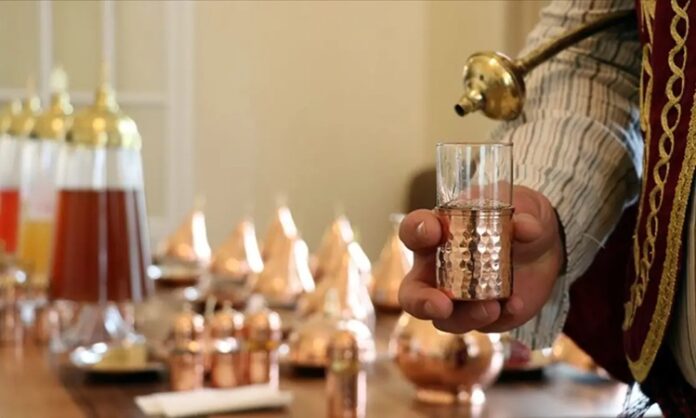 Şerbet, tarih boyunca özellikle Osmanlı mutfağında önemli bir yere sahip olmuştur. Tatlı ve aromatik içeriğiyle sofraları süsleyen bu içecek, hem ferahlatıcı hem de kültürel bir simge olarak kabul edilir. Geleneksel olarak meyve özleri, baharatlar ve şeker ile hazırlanan şerbet, yüzyıllardır soğuk ve sıcak şekilde tüketilmektedir. Konulu bir haber görseli.