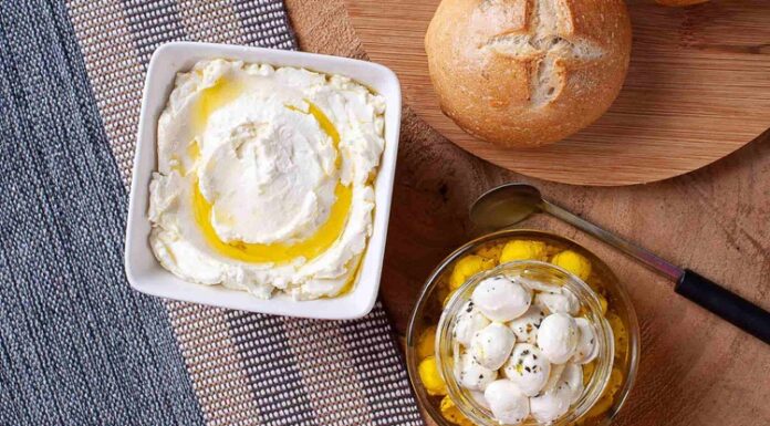 Labne tabağı, kahvaltılardan akşam yemeklerine kadar her sofrada kendine yer bulan lezzetli ve şık bir sunum aracıdır. Kremsi yapısıyla öne çıkan labne, hem hafif hem de doyurucu olmasıyla birçok kişinin tercih ettiği bir peynirdir. Özellikle kahvaltı sofralarında farklı garnitürlerle süslenen labne tabağı, hem göze hitap eder hem de sofraya estetik bir hava katar. Konulu bir haber görseli.