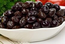 Siyah zeytin, Akdeniz mutfağının vazgeçilmez lezzetlerinden biri olarak sofralarda özel bir yer edinir. Özellikle kahvaltılarda, mezelerde veya yemeklerin yanında sunulan siyah zeytin, hem besleyici hem de aromatik bir seçenek sunar. Zeytin, içerdiği sağlıklı yağlar, vitaminler ve mineraller ile dengeli beslenmeye katkı sağlar. Ayrıca sofralara sunduğu koyu renk ve kendine has aromasıyla görsellik katar. Konulu bir haber görseli.