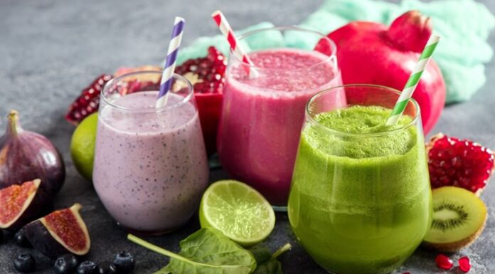 Smoothie, taze meyve ve sebzelerin blender yardımıyla püre haline getirilmesiyle hazırlanan sağlıklı içeceklerdir. Son yıllarda sağlıklı beslenme trendlerinin yükselmesiyle birlikte smoothie tüketimi oldukça artmıştır. Bu içecekler, vitamin ve mineral açısından zengin oldukları için hem enerji verir hem de bağışıklık sistemini güçlendirir. Konulu bir haber görseli.