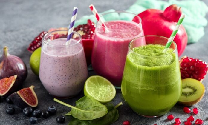 Smoothie Sağlıklı ve Lezzetli İçeceğin Yeni Trendi Smoothie, taze meyve ve sebzelerin blender yardımıyla püre haline getirilmesiyle hazırlanan sağlıklı içeceklerdir. Son yıllarda sağlıklı beslenme trendlerinin yükselmesiyle birlikte smoothie tüketimi oldukça artmıştır. Bu içecekler, vitamin ve mineral açısından zengin oldukları için hem enerji verir hem de bağışıklık sistemini güçlendirir. Konulu bir haber görseli.