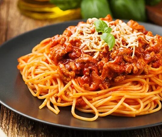 İtalyan mutfağının vazgeçilmezlerinden biri olan spagetti bolognese, hem pratik hazırlanışı hem de lezzetli sosuyla dünya genelinde sofralarda yer alıyor. Kıyma ve domates sosunun uyumu, spagetti ile birleştiğinde ortaya doyurucu ve lezzetli bir yemek çıkıyor. Bu yemek, özellikle akşam yemeklerinde hem ana yemek hem de hızlı bir öğün alternatifi olarak tercih ediliyor. Konulu bir haber görseli.