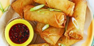 Spring roll, Uzak Doğu mutfağının en bilinen atıştırmalıklarından biridir. Özellikle Çin, Vietnam ve Tayland gibi ülkelerde ortaya çıkmış ve zamanla tüm dünyaya yayılmıştır. Adını bahar mevsiminden alan spring roll, geleneksel olarak ilkbaharda hasat edilen taze sebzelerle hazırlanırdı. Bu yönüyle sadece lezzetli değil, aynı zamanda mevsimsel bir kültürü de temsil eder. Konulu bir haber görseli.