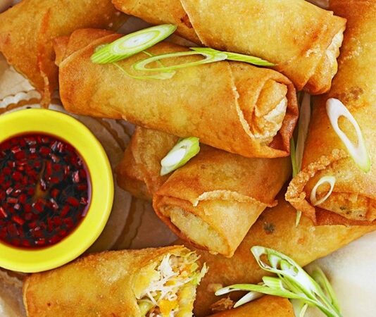 Spring Roll Uzak Doğu Mutfağının İnce Lezzeti Spring roll, Uzak Doğu mutfağının en bilinen atıştırmalıklarından biridir. Özellikle Çin, Vietnam ve Tayland gibi ülkelerde ortaya çıkmış ve zamanla tüm dünyaya yayılmıştır. Adını bahar mevsiminden alan spring roll, geleneksel olarak ilkbaharda hasat edilen taze sebzelerle hazırlanırdı. Bu yönüyle sadece lezzetli değil, aynı zamanda mevsimsel bir kültürü de temsil eder. Konulu bir haber görseli.