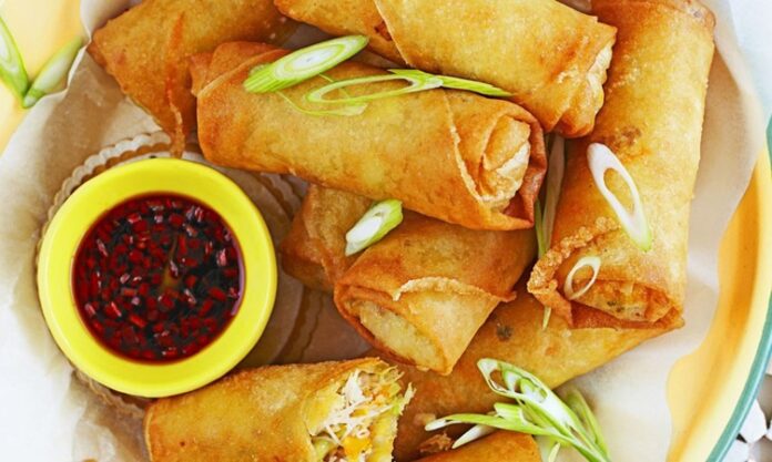 Spring roll, Uzak Doğu mutfağının en bilinen atıştırmalıklarından biridir. Özellikle Çin, Vietnam ve Tayland gibi ülkelerde ortaya çıkmış ve zamanla tüm dünyaya yayılmıştır. Adını bahar mevsiminden alan spring roll, geleneksel olarak ilkbaharda hasat edilen taze sebzelerle hazırlanırdı. Bu yönüyle sadece lezzetli değil, aynı zamanda mevsimsel bir kültürü de temsil eder. Konulu bir haber görseli.