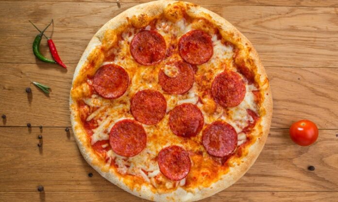 Sucuklu Pizza Sofraların Vazgeçilmez Lezzeti Sucuklu pizza, İtalyan pizzasıyla Türk mutfağının birleşiminden doğan özel bir lezzettir. Temel pizza hamuru üzerine sucuk dilimleri ve peynirin birleşimi, hem görsellik hem de tat açısından sofistike bir deneyim sunar. Bu pizza türü, fast food zincirlerinden ev yapımı tariflere kadar geniş bir yelpazede popülerliğini korur. Konulu bir haber görseli.