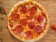 Sucuklu Pizza: Sofraların Vazgeçilmez Lezzeti Sucuklu pizza, İtalyan pizzasıyla Türk mutfağının birleşiminden doğan özel bir lezzettir. Temel pizza hamuru üzerine sucuk dilimleri ve peynirin birleşimi, hem görsellik hem de tat açısından sofistike bir deneyim sunar. Bu pizza türü, fast food zincirlerinden ev yapımı tariflere kadar geniş bir yelpazede popülerliğini korur. Konulu bir haber görseli.