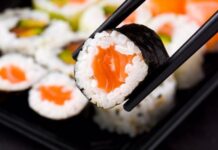 Sushi, bugün dünya genelinde en popüler yemeklerden biri olarak bilinse de kökeni çok eskiye dayanır. Japon mutfağının vazgeçilmezlerinden olan bu lezzet, başlangıçta balıkların fermente edilmesi yöntemiyle ortaya çıkmıştır. Pirinç ve balığın birleşimi, hem pratik hem de uzun süre dayanıklı bir besin olarak Japonya’da hızla yayılmıştır. Konulu bir haber görseli.