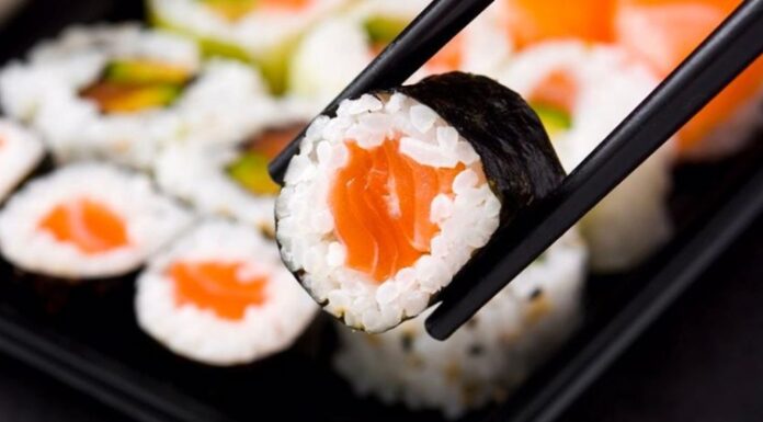 Sushi, bugün dünya genelinde en popüler yemeklerden biri olarak bilinse de kökeni çok eskiye dayanır. Japon mutfağının vazgeçilmezlerinden olan bu lezzet, başlangıçta balıkların fermente edilmesi yöntemiyle ortaya çıkmıştır. Pirinç ve balığın birleşimi, hem pratik hem de uzun süre dayanıklı bir besin olarak Japonya’da hızla yayılmıştır. Konulu bir haber görseli.