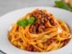 Tagliatelle: İtalyan Mutfağının İnce Şerit Makarna Lezzeti Tagliatelle, İtalyan mutfağının en tanınmış makarna çeşitlerinden biri olarak bilinir. Genellikle geniş ve uzun şeritler halinde hazırlanır. Bu makarna türü, özellikle Bolognese sosu ile eşsiz bir uyum yakalar ve İtalya’nın Emilia-Romagna bölgesinde köklü bir geçmişe sahiptir. Konulu bir haber görseli.