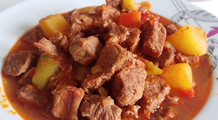 Türk mutfağının köklü yemeklerinden biri olan tas kebabı, hem Anadolu sofralarının vazgeçilmez lezzetlerinden biri hem de kültürel bir miras olarak öne çıkar. Osmanlı döneminden günümüze uzanan bu yemek, etin özenle seçilmesi ve sebzelerle birlikte pişirilmesiyle hazırlanır. Özellikle soğuk kış günlerinde sıcak olarak sofraya sunulan tas kebabı, hem doyurucu hem de besleyici bir seçenek olarak bilinir. Konulu bir haber görseli.