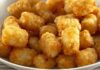 Tater tots, Amerikan mutfağının en ikonik atıştırmalıklarından biri olarak öne çıkar. Küçük, silindirik patates parçacıklarından oluşan bu lezzet, ilk olarak 1950’lerde ABD’de ortaya çıkmıştır. Patentli bir tarifle üretilen tater tots, kısa sürede fast food zincirlerinin vazgeçilmez menü öğelerinden biri haline gelmiştir. Konulu bir haber görseli.