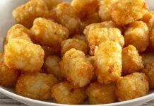 Tater tots, Amerikan mutfağının en ikonik atıştırmalıklarından biri olarak öne çıkar. Küçük, silindirik patates parçacıklarından oluşan bu lezzet, ilk olarak 1950’lerde ABD’de ortaya çıkmıştır. Patentli bir tarifle üretilen tater tots, kısa sürede fast food zincirlerinin vazgeçilmez menü öğelerinden biri haline gelmiştir. Konulu bir haber görseli.