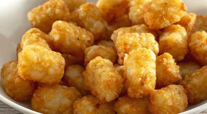 Tater Tots Amerikan Mutfağının Mini Lezzet Bombası Tater tots, Amerikan mutfağının en ikonik atıştırmalıklarından biri olarak öne çıkar. Küçük, silindirik patates parçacıklarından oluşan bu lezzet, ilk olarak 1950’lerde ABD’de ortaya çıkmıştır. Patentli bir tarifle üretilen tater tots, kısa sürede fast food zincirlerinin vazgeçilmez menü öğelerinden biri haline gelmiştir. Konulu bir haber görseli.