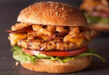Tavuk Burger Sağlıklı Fast Food Seçenekleri Arasında Yükseliyor Son yıllarda fast food dünyasında büyük bir dönüşüm yaşanıyor ve bu dönüşümün en dikkat çekici unsurlarından biri de Tavuk Burger oldu. Kırmızı etin yoğun tüketiminden uzaklaşmak isteyenler için daha hafif bir seçenek sunan bu ürün, hem restoran zincirlerinin hem de tüketicilerin gözdesi haline geliyor. Özellikle gençler ve sağlıklı beslenmeyi önemseyenler, öğle ve akşam yemeklerinde daha dengeli alternatifler ararken Tavuk Burgeri tercih ediyor. Konulu bir haber görseli.