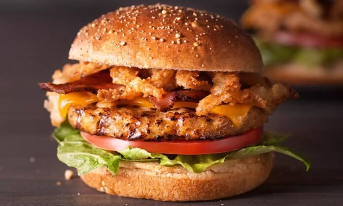 Tavuk Burger Sağlıklı Fast Food Seçenekleri Arasında Yükseliyor Son yıllarda fast food dünyasında büyük bir dönüşüm yaşanıyor ve bu dönüşümün en dikkat çekici unsurlarından biri de Tavuk Burger oldu. Kırmızı etin yoğun tüketiminden uzaklaşmak isteyenler için daha hafif bir seçenek sunan bu ürün, hem restoran zincirlerinin hem de tüketicilerin gözdesi haline geliyor. Özellikle gençler ve sağlıklı beslenmeyi önemseyenler, öğle ve akşam yemeklerinde daha dengeli alternatifler ararken Tavuk Burgeri tercih ediyor. Konulu bir haber görseli.