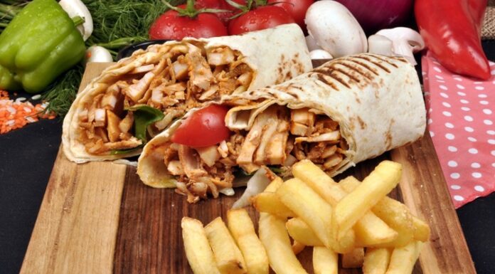 Tavuk Döner Türkiye’nin Vazgeçilmez Sokak Lezzeti Tavuk döner, Türkiye’de hem ekonomik hem de lezzetli olmasıyla öne çıkan sokak yemeklerinden biridir. Yıllardır her yaştan insanın severek tükettiği bu yemek, hem restoranlarda hem de sokak tezgahlarında kolayca bulunur. Pratikliği ve doyuruculuğu sayesinde özellikle öğle yemeklerinde tercih edilen tavuk döner, günlük yaşamın vazgeçilmez bir parçası haline gelmiştir. Konulu bir haber görseli.