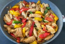 Meksika mutfağının en çok bilinen yemeklerinden biri olan tavuk fajita, hem lezzeti hem de renkli sunumuyla dünya mutfaklarında kendine önemli bir yer edinmiştir. İlk kez 20. yüzyılda ortaya çıkan fajita, başlangıçta dana etiyle yapılırken zamanla farklı et çeşitleriyle de uyarlanmıştır. Tavuk etiyle yapılan versiyonu ise daha hafif, pratik ve ekonomik oluşuyla kısa sürede büyük bir popülerlik kazanmıştır. Konulu bir haber görseli.