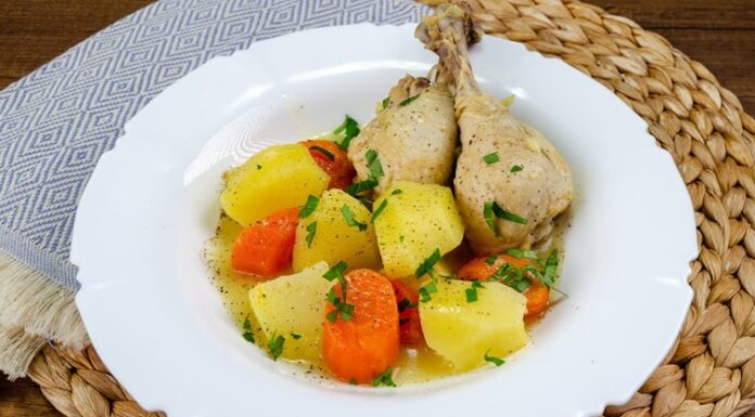 Tavuk haşlama, Türk mutfağında yüzyıllardır varlığını sürdüren, şifa kaynağı olarak bilinen özel bir yemektir. Osmanlı’dan günümüze kadar uzanan sofralarda sıkça tercih edilen bu yemek, özellikle hasta olan kişilere moral ve enerji vermek amacıyla hazırlanır. Sıcak sunumuyla hem iç ısıtır hem de bağışıklık sistemini güçlendirici etkisiyle öne çıkar. Konulu bir haber görseli.