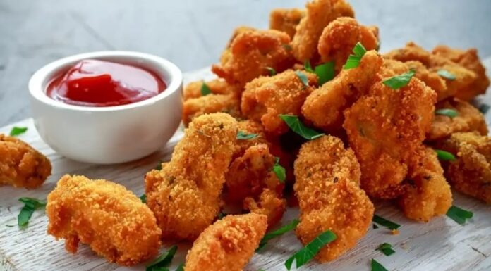 Tavuk Nugget Keyfi: Çıtır ve Lezzetli Atıştırmalık Tavuk nugget, hem çocuklar hem de yetişkinler tarafından çok sevilen bir atıştırmalıktır. Altın rengi çıtır kaplaması ve yumuşak tavuk eti ile mükemmel bir uyum sağlayan nugget, evde veya restoranlarda kolayca hazırlanabilir. Özellikle hızlı atıştırmalık olarak tercih edilen bu lezzet, farklı soslar ile birlikte sunulduğunda sofralara renk katar. Bugün tavuk nugget’in tarihçesinden hazırlama tekniklerine, pişirme yöntemlerinden sunum önerilerine kadar detaylı bir inceleme yapacağız. Konulu bir haber görseli.