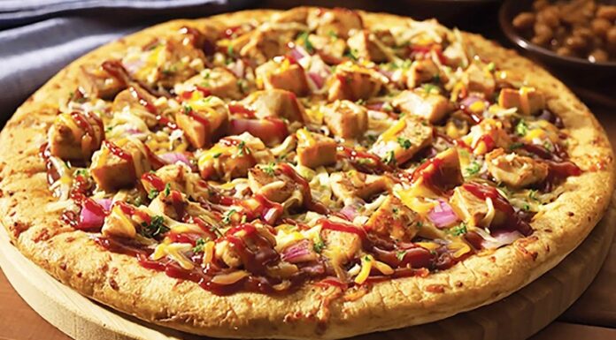 Tavuklu Pizza: Lezzetli ve Pratik Bir Seçenek Tavuklu Pizza: Lezzetli ve Pratik Bir Seçenek Tavuklu Pizza Tarihi Ve Kökeni Tavuklu pizza, klasik İtalyan pizzalarından türeyen modern ve lezzetli bir alternatiftir. Tavuk etinin pizzaya eklenmesi, hem protein açısından zengin bir öğün sunar hem de farklı tat kombinasyonları yaratır. İlk olarak Amerika’da popüler hale gelen tavuklu pizza, günümüzde dünya genelinde restoran menülerinde sıkça yer alıyor. Tavuklu pizzanın popülerliği, özellikle hızlı ve dengeli bir öğün arayanlar için idealdir. Restoranlar ve ev mutfaklarında hazırlanan bu pizza, taze malzemelerle birleştiğinde hem göze hem damağa hitap eder. Tavuk, pizza kültürüne yenilik katan bir unsur olarak öne çıkar. Tavuklu Pizza Malzemeleri Ve Hazırlık Süreci Evde veya restoranlarda yapılan tavuklu pizza, hamur, domates sosu, peynir ve tavuk eti ile hazırlanır. Tavuk parçaları, önceden marine edilip sotelenerek pizzaya eklenebilir. Bu işlem, tavuğun hem lezzetini artırır hem de yumuşak bir doku sağlar. Pizzada kullanılan sebzeler de lezzeti tamamlar. Biber, mantar, soğan veya mısır gibi malzemeler tavukla uyum sağlar. Mozzarella veya cheddar peyniri, tavuk ve sebzelerle birleşerek zengin bir tat deneyimi sunar. Hamurun kabarması ve fırın sıcaklığı, pizzanın çıtır ve lezzetli olmasında kritik rol oynar. Restoranlarda Tavuklu Pizza Deneyimi Profesyonel mutfaklarda tavuklu pizza, hem görsellik hem de lezzet açısından özenle hazırlanır. Tavuk parçaları eşit dağıtılarak pizzaya eklenir ve fırınlanır. Fırın sıcaklığı, tavuk etinin kurumasını engeller ve pizza hamurunun ideal dokuda olmasını sağlar. Bazı restoranlar tavuklu pizzayı baharatlı soslarla veya farklı peynir çeşitleriyle sunarak özgün tatlar yaratır. Bu sayede pizza, klasik lezzetinden ayrılarak daha sofistike bir hale gelir. Tavuklu pizza, hem hızlı hem de doyurucu bir öğün alternatifi olarak öne çıkar. Evde Tavuklu Pizza Yapmanın Püf Noktaları Evde yapılan tavuklu pizza, malzeme seçimi ve hazırlık süreci ile fark yaratır. Hamur ne çok ince ne de çok kalın olmalıdır; bu denge pizzanın dokusunu belirler. Tavuk etinin önceden marine edilmesi ve uygun şekilde pişirilmesi, pizzanın lezzetini artırır. Sebzeler ve peynir, tavukla uyumlu şekilde eklenmelidir. Mozzarella peyniri, tavuk parçalarının üzerinde eriyerek hem lezzet hem de görsellik sağlar. Fırın sıcaklığı genellikle 220-250 derece arasında olmalı ve pişirme süresi hamurun kalınlığına göre ayarlanmalıdır. Tavuklu Pizza Çeşitleri Tavuklu pizza, malzeme kombinasyonuna göre farklılık gösterir. Barbekü soslu, acılı tavuklu, mantarlı ve sebzeli seçenekleri bulunur. Bu çeşitler pizzayı hem lezzet hem de besin değeri açısından zenginleştirir. Diyet tercihlerine göre glutensiz hamur veya az yağlı peynir kullanarak evde tavuklu pizza hazırlamak mümkündür. Bu alternatifler, sağlıklı beslenme alışkanlığına önem verenler için idealdir. Tavuklu pizza, hem klasik hem de modern damak zevklerine hitap eder. Tavuklu Pizza Sağlık Açısından Temel malzemeleri tavuk ve sebzeler olan tavuklu pizza, dengeli bir öğün alternatifi oluşturur. Tavuk eti protein açısından zengindir ve kas gelişimini destekler. Sebzeler ise vitamin, mineral ve lif sağlar. Peynirler de kalsiyum ve protein içererek öğünü tamamlar. Evde yapılan tavuklu pizzada yağ ve tuz miktarının kontrol edilmesi, daha sağlıklı bir seçenek sunar. Taze sebzeler ve kaliteli tavuk kullanımı, pizzayı hem lezzetli hem de besleyici bir öğün haline getirir. Tavuklu Pizza Kültürü ve Popülerliği Tavuklu pizza, dünya genelinde pizza kültürünün modern ve sağlıklı alternatiflerinden biri olarak öne çıkıyor. Restoranlardan ev mutfaklarına kadar her yerde bulunabilir. Tavuklu pizzanın popülerliği, hem hızlı hem de doyurucu bir öğün arayanlar için vazgeçilmez bir seçenek olmasını sağlıyor. Restoran zincirlerinden butik pizzacılara kadar pek çok yerde sunulan tavuklu pizza, klasik pizza türleri arasında kendine özel bir yer edinmiştir. Tavuk etinin ve malzemelerin tazeliği, pizzayı her yaştan tüketici için cazip kılar ve pizza kültürünü daha zengin bir hale getirir. Konulu bir haber görseli.