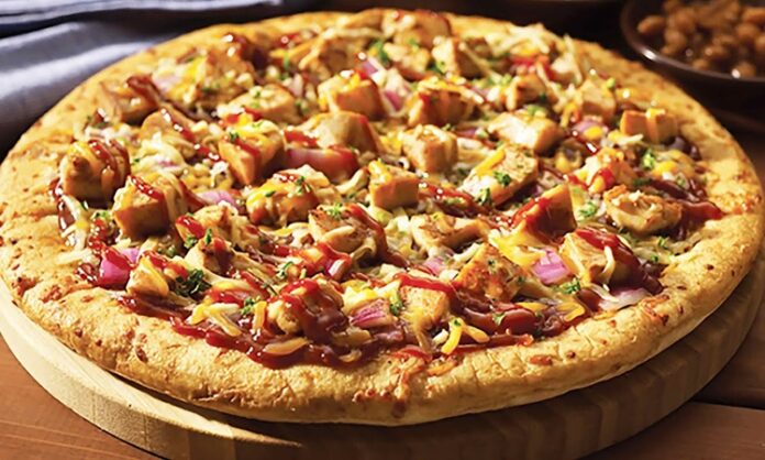 Tavuklu Pizza Lezzetli ve Pratik Bir Seçenek Tavuklu Pizza: Lezzetli ve Pratik Bir Seçenek Tavuklu Pizza Tarihi Ve Kökeni Tavuklu pizza, klasik İtalyan pizzalarından türeyen modern ve lezzetli bir alternatiftir. Tavuk etinin pizzaya eklenmesi, hem protein açısından zengin bir öğün sunar hem de farklı tat kombinasyonları yaratır. İlk olarak Amerika’da popüler hale gelen tavuklu pizza, günümüzde dünya genelinde restoran menülerinde sıkça yer alıyor. Tavuklu pizzanın popülerliği, özellikle hızlı ve dengeli bir öğün arayanlar için idealdir. Restoranlar ve ev mutfaklarında hazırlanan bu pizza, taze malzemelerle birleştiğinde hem göze hem damağa hitap eder. Tavuk, pizza kültürüne yenilik katan bir unsur olarak öne çıkar. Tavuklu Pizza Malzemeleri Ve Hazırlık Süreci Evde veya restoranlarda yapılan tavuklu pizza, hamur, domates sosu, peynir ve tavuk eti ile hazırlanır. Tavuk parçaları, önceden marine edilip sotelenerek pizzaya eklenebilir. Bu işlem, tavuğun hem lezzetini artırır hem de yumuşak bir doku sağlar. Pizzada kullanılan sebzeler de lezzeti tamamlar. Biber, mantar, soğan veya mısır gibi malzemeler tavukla uyum sağlar. Mozzarella veya cheddar peyniri, tavuk ve sebzelerle birleşerek zengin bir tat deneyimi sunar. Hamurun kabarması ve fırın sıcaklığı, pizzanın çıtır ve lezzetli olmasında kritik rol oynar. Restoranlarda Tavuklu Pizza Deneyimi Profesyonel mutfaklarda tavuklu pizza, hem görsellik hem de lezzet açısından özenle hazırlanır. Tavuk parçaları eşit dağıtılarak pizzaya eklenir ve fırınlanır. Fırın sıcaklığı, tavuk etinin kurumasını engeller ve pizza hamurunun ideal dokuda olmasını sağlar. Bazı restoranlar tavuklu pizzayı baharatlı soslarla veya farklı peynir çeşitleriyle sunarak özgün tatlar yaratır. Bu sayede pizza, klasik lezzetinden ayrılarak daha sofistike bir hale gelir. Tavuklu pizza, hem hızlı hem de doyurucu bir öğün alternatifi olarak öne çıkar. Evde Tavuklu Pizza Yapmanın Püf Noktaları Evde yapılan tavuklu pizza, malzeme seçimi ve hazırlık süreci ile fark yaratır. Hamur ne çok ince ne de çok kalın olmalıdır; bu denge pizzanın dokusunu belirler. Tavuk etinin önceden marine edilmesi ve uygun şekilde pişirilmesi, pizzanın lezzetini artırır. Sebzeler ve peynir, tavukla uyumlu şekilde eklenmelidir. Mozzarella peyniri, tavuk parçalarının üzerinde eriyerek hem lezzet hem de görsellik sağlar. Fırın sıcaklığı genellikle 220-250 derece arasında olmalı ve pişirme süresi hamurun kalınlığına göre ayarlanmalıdır. Tavuklu Pizza Çeşitleri Tavuklu pizza, malzeme kombinasyonuna göre farklılık gösterir. Barbekü soslu, acılı tavuklu, mantarlı ve sebzeli seçenekleri bulunur. Bu çeşitler pizzayı hem lezzet hem de besin değeri açısından zenginleştirir. Diyet tercihlerine göre glutensiz hamur veya az yağlı peynir kullanarak evde tavuklu pizza hazırlamak mümkündür. Bu alternatifler, sağlıklı beslenme alışkanlığına önem verenler için idealdir. Tavuklu pizza, hem klasik hem de modern damak zevklerine hitap eder. Tavuklu Pizza Sağlık Açısından Temel malzemeleri tavuk ve sebzeler olan tavuklu pizza, dengeli bir öğün alternatifi oluşturur. Tavuk eti protein açısından zengindir ve kas gelişimini destekler. Sebzeler ise vitamin, mineral ve lif sağlar. Peynirler de kalsiyum ve protein içererek öğünü tamamlar. Evde yapılan tavuklu pizzada yağ ve tuz miktarının kontrol edilmesi, daha sağlıklı bir seçenek sunar. Taze sebzeler ve kaliteli tavuk kullanımı, pizzayı hem lezzetli hem de besleyici bir öğün haline getirir. Tavuklu Pizza Kültürü ve Popülerliği Tavuklu pizza, dünya genelinde pizza kültürünün modern ve sağlıklı alternatiflerinden biri olarak öne çıkıyor. Restoranlardan ev mutfaklarına kadar her yerde bulunabilir. Tavuklu pizzanın popülerliği, hem hızlı hem de doyurucu bir öğün arayanlar için vazgeçilmez bir seçenek olmasını sağlıyor. Restoran zincirlerinden butik pizzacılara kadar pek çok yerde sunulan tavuklu pizza, klasik pizza türleri arasında kendine özel bir yer edinmiştir. Tavuk etinin ve malzemelerin tazeliği, pizzayı her yaştan tüketici için cazip kılar ve pizza kültürünü daha zengin bir hale getirir. Konulu bir haber görseli.