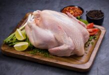 Teflon tavuk, hem pratik hem de lezzetli bir yemek seçeneği olarak öne çıkar. Tavuk eti, doğru şekilde marine edilip teflon tavada pişirildiğinde, dışı çıtır çıtır, içi ise sulu ve yumuşak kalır. Bu yöntem, özellikle yoğun tempolu günlerde hızlı ve sağlıklı bir öğün hazırlamak isteyenler için idealdir. Konulu bir haber görseli.