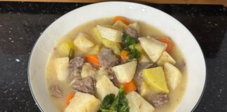 Terbiyeli kereviz, Türk mutfağında kendine özel bir yere sahip, hafif ve besleyici bir yemektir. Kereviz, hem lif hem de vitamin açısından oldukça zengindir ve özellikle sindirim sistemi sağlığı için önem taşır. Terbiye ile hazırlanan kereviz, yemeğe yumuşak bir doku ve aromatik bir tat kazandırır. Konulu bir haber görseli.