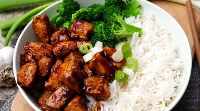 Teriyaki Bowl Sağlıklı Lezzetin Uzak Doğu Yorumu Son yıllarda sağlıklı beslenme alışkanlıklarının artmasıyla birlikte Asya mutfağından esinlenen yemekler dünya genelinde büyük ilgi görüyor. Bu yemekler arasında öne çıkanlardan biri de Teriyaki Bowl oluyor. Hem besleyici hem de görsel açıdan zengin sunumuyla dikkat çeken bu tabak, Japon mutfağının vazgeçilmezlerinden biri olan teriyaki sosuyla hazırlanıyor. Konulu bir haber görseli.