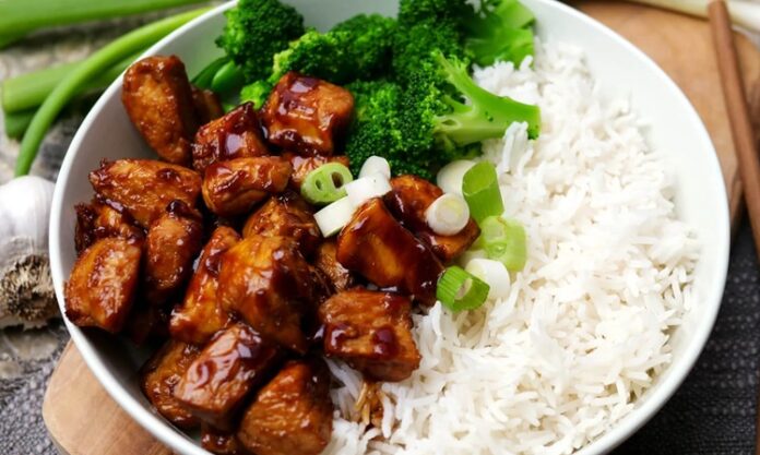 Teriyaki Bowl Sağlıklı Lezzetin Uzak Doğu Yorumu Son yıllarda sağlıklı beslenme alışkanlıklarının artmasıyla birlikte Asya mutfağından esinlenen yemekler dünya genelinde büyük ilgi görüyor. Bu yemekler arasında öne çıkanlardan biri de Teriyaki Bowl oluyor. Hem besleyici hem de görsel açıdan zengin sunumuyla dikkat çeken bu tabak, Japon mutfağının vazgeçilmezlerinden biri olan teriyaki sosuyla hazırlanıyor. Konulu bir haber görseli.