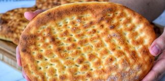 Türk mutfağının en sevilen ekmek çeşitlerinden biri olan tırnak pide, özellikle Ramazan sofralarının ve kebapçıların vazgeçilmez lezzetleri arasında yer alır. Yumuşak içi ve hafif çıtır kabuğu ile öne çıkan bu pide, hem sade olarak hem de farklı yemeklerin eşlikçisi şeklinde tüketilir. Tırnak pide, adını hamura parmak uçlarıyla yapılan tırnak izlerinden alır ve bu izler pişirme sırasında pideye özgün bir görünüm kazandırır. Hem görselliği hem de tadıyla sofraları süsleyen bu geleneksel lezzet, Anadolu’nun mutfak kültüründe önemli bir yere sahiptir. Konulu bir haber görseli.