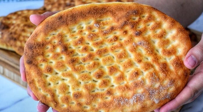 Tırnak Pide: Gelenekten Günümüze Uzanan Lezzet Türk mutfağının en sevilen ekmek çeşitlerinden biri olan tırnak pide, özellikle Ramazan sofralarının ve kebapçıların vazgeçilmez lezzetleri arasında yer alır. Yumuşak içi ve hafif çıtır kabuğu ile öne çıkan bu pide, hem sade olarak hem de farklı yemeklerin eşlikçisi şeklinde tüketilir. Tırnak pide, adını hamura parmak uçlarıyla yapılan tırnak izlerinden alır ve bu izler pişirme sırasında pideye özgün bir görünüm kazandırır. Hem görselliği hem de tadıyla sofraları süsleyen bu geleneksel lezzet, Anadolu’nun mutfak kültüründe önemli bir yere sahiptir. Konulu bir haber görseli.