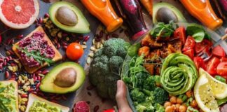 Günümüzde sağlıklı yaşam ve çevre bilincinin artmasıyla birlikte vegan yemekler daha fazla ilgi görüyor. Vegan beslenme, hayvansal ürünlerin tümünden kaçınmayı temel alır ve yalnızca bitkisel kaynaklı besinlerle beslenmeyi öngörür. Bu yaklaşım, hem sağlığın korunmasına hem de etik açıdan hayvan haklarının gözetilmesine yardımcı olur. Konulu bir haber görseli.