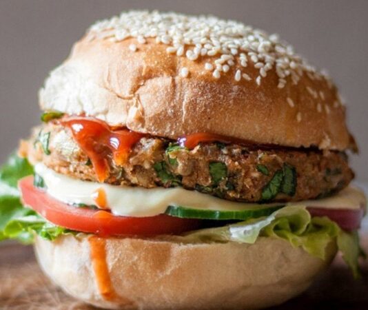 Veggie Burger, Sağlıklı Lezzetlerin Yeni Yıldızı Son yıllarda sağlıklı beslenme ve bitkisel bazlı ürünlere olan ilgi büyük bir hızla artıyor. Bu ilgi, fast food sektöründe de kendini gösteriyor. Özellikle veggie burger seçenekleri, et tüketimini azaltmak isteyen veya tamamen bitkisel beslenen kişiler için cazip bir alternatif haline gelmiş durumda. Hem fast food zincirlerinde hem de gurme restoranlarda menülere giren bu burgerler, etin yerini alan zengin bitkisel malzemeleriyle dikkat çekiyor. Konulu bir haber görseli.