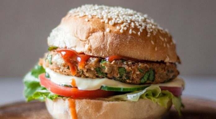 Son yıllarda sağlıklı beslenme ve bitkisel bazlı ürünlere olan ilgi büyük bir hızla artıyor. Bu ilgi, fast food sektöründe de kendini gösteriyor. Özellikle veggie burger seçenekleri, et tüketimini azaltmak isteyen veya tamamen bitkisel beslenen kişiler için cazip bir alternatif haline gelmiş durumda. Hem fast food zincirlerinde hem de gurme restoranlarda menülere giren bu burgerler, etin yerini alan zengin bitkisel malzemeleriyle dikkat çekiyor. Konulu bir haber görseli.