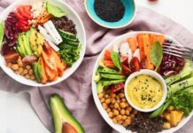 Vejetaryen Beslenme: Sağlıklı ve Lezzetli Alternatifler Son yıllarda sağlıklı yaşam ve çevre bilincinin artmasıyla birlikte vejetaryen yemekler büyük ilgi görüyor. Vejetaryen beslenme, et tüketimini sınırlayarak veya tamamen bırakmayı esas alır ve yalnızca bitkisel kaynaklı ve hayvansal yan ürünlerden oluşan besinlerle beslenmeyi öngörür. Bu yaklaşım, hem sağlığı korur hem de etik açıdan hayvan refahına duyarlı bir yaşam tarzını destekler. Konulu bir haber görseli.