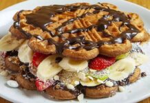 Waffle: Tatlı Severlerin Vazgeçilmez Lezzeti Waffle, Belçika kökenli, çıtır dışı ve yumuşak içi ile bilinen tatlı hamur ürünüdür. Orta Çağ’dan bu yana Avrupa’da tüketilen bu lezzet, zamanla Amerika ve diğer kıtalara yayılmıştır. Geleneksel olarak kahvaltıda veya tatlı saatlerinde tercih edilen waffle, taze meyve, çikolata veya karamel sosla servis edilir. Konulu bir haber görseli.