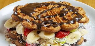 Waffle: Tatlı Severlerin Vazgeçilmez Lezzeti Waffle, Belçika kökenli, çıtır dışı ve yumuşak içi ile bilinen tatlı hamur ürünüdür. Orta Çağ’dan bu yana Avrupa’da tüketilen bu lezzet, zamanla Amerika ve diğer kıtalara yayılmıştır. Geleneksel olarak kahvaltıda veya tatlı saatlerinde tercih edilen waffle, taze meyve, çikolata veya karamel sosla servis edilir. Konulu bir haber görseli.
