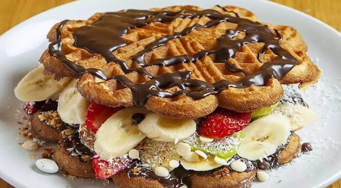 Waffle: Tatlı Severlerin Vazgeçilmez Lezzeti Waffle, Belçika kökenli, çıtır dışı ve yumuşak içi ile bilinen tatlı hamur ürünüdür. Orta Çağ’dan bu yana Avrupa’da tüketilen bu lezzet, zamanla Amerika ve diğer kıtalara yayılmıştır. Geleneksel olarak kahvaltıda veya tatlı saatlerinde tercih edilen waffle, taze meyve, çikolata veya karamel sosla servis edilir. Konulu bir haber görseli.
