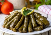 Türk mutfağının en köklü lezzetlerinden biri olan yaprak sarma, tarih boyunca hem sofraları hem de kültürü zenginleştiren bir yemek olarak bilinir. Osmanlı döneminden günümüze uzanan bu gelenek, özellikle özel günlerde ve davet sofralarında kendine yer bulur. Yaprak sarmanın hazırlanışı ve sunumu, mutfak kültürümüzün inceliklerini gösterir ve aile bağlarını güçlendiren bir unsur olarak öne çıkar. Konulu bir haber görseli.