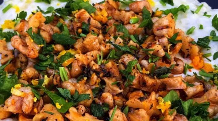Yoğurtlu Kabak Salatası: Sofraların Hafif Ve Lezzetli Mezesi Yoğurtlu kabak salatası, Türk mutfağının hafif ve besleyici mezeleri arasında özel bir yere sahiptir. Kabak ve yoğurdun birleşimi, hem sağlıklı hem de doyurucu bir seçenek sunar. Bu salata, özellikle yaz aylarında sofralara ferahlık katarken kış aylarında da besleyici bir öğün tamamlayıcı olarak tercih edilir. Konulu bir haber görseli.
