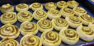 Zaatar Roll: Ortadoğu’nun Aromatik Lezzeti Zaatar Roll, Ortadoğu mutfağının kendine has lezzetlerinden biri olarak öne çıkıyor. İnce hamurun üzerine yayılan zaatar karışımı ve zeytinyağı ile hazırlanan bu lezzet, kahvaltılardan atıştırmalıklara kadar geniş bir yelpazede tüketilebiliyor. Geleneksel tariflerle hazırlansa da modern mutfaklarda farklı şekillerde sunulabiliyor. Konulu bir haber görseli.