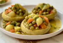 Zeytinyağlı enginar, Türk mutfağının hem sağlıklı hem de hafif yemeklerinden biridir. Özellikle meze ve yan yemek kategorisinde sıkça tercih edilir. Enginarın tarihçesi Antik Yunan ve Roma dönemlerine kadar uzanır; ancak Türkiye’de özellikle Ege ve Akdeniz bölgelerinde yetiştirilen enginar, zeytinyağı ile buluştuğunda sofraların vazgeçilmez lezzeti hâline gelir. Konulu bir haber görseli.