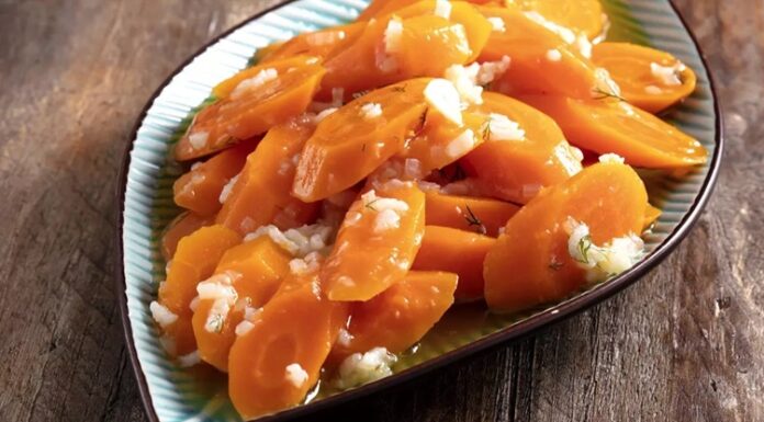 Zeytinyağlı havuç, Türk mutfağının vazgeçilmez hafif yemeklerinden biridir. Hem ana yemek yanında hem de meze olarak sunulabilen bu tarif, özellikle sağlıklı beslenmeyi tercih edenlerin favorisi hâline gelmiştir. Taze havucun doğallığı ile zeytinyağının aroması birleşerek sofralara hafif ama doyurucu bir seçenek sunar. Konulu bir haber görseli.