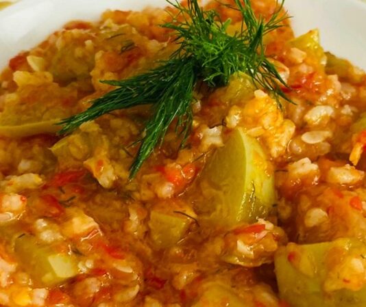 Zeytinyağlı kabak, Türk mutfağının en sevilen zeytinyağlı tariflerinden biridir. Hem hafif hem de besleyici bir seçenek olan kabak, özellikle yaz ve bahar aylarında sofraları süsler. Zeytinyağıyla birleştiğinde yemeğin aroması yumuşar ve kabak, hem lezzetli hem de sağlıklı bir öğün haline gelir. Konulu bir haber görseli.