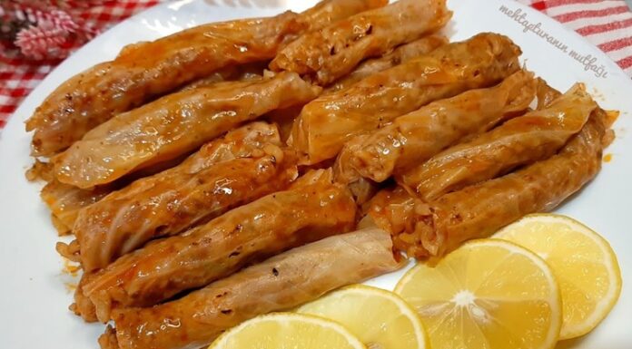 Zeytinyağlı lahana sarması, Türk mutfağının vazgeçilmez geleneksel tariflerinden biridir. Hem hafif hem de besleyici bir seçenek olan bu yemek, özellikle soğuk mevsimlerde sofraların baş tacıdır. Lahananın taze ve zeytinyağlı dolma harcıyla birleşmesi, hem görsel hem de lezzet açısından eşsiz bir deneyim sunar. Konulu bir haber görseli.