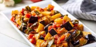 Zeytinyağlı patlıcan, Türk mutfağının klasik lezzetlerinden biri olarak sofralarda uzun yıllardır yerini koruyor. Hem hafif hem de besleyici bir seçenek olması nedeniyle özellikle sağlıklı beslenmeyi tercih edenlerin favorisi hâline gelmiştir. Patlıcanın yumuşak dokusu ve zeytinyağının aroması birleşerek lezzetli bir yemek ortaya çıkarır. Konulu bir haber görseli.