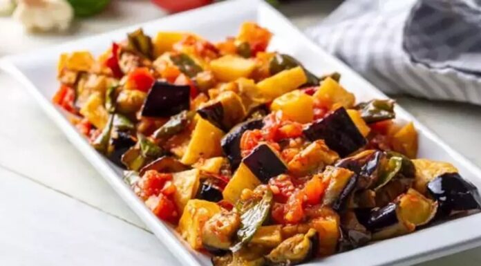 Zeytinyağlı patlıcan, Türk mutfağının klasik lezzetlerinden biri olarak sofralarda uzun yıllardır yerini koruyor. Hem hafif hem de besleyici bir seçenek olması nedeniyle özellikle sağlıklı beslenmeyi tercih edenlerin favorisi hâline gelmiştir. Patlıcanın yumuşak dokusu ve zeytinyağının aroması birleşerek lezzetli bir yemek ortaya çıkarır. Konulu bir haber görseli.